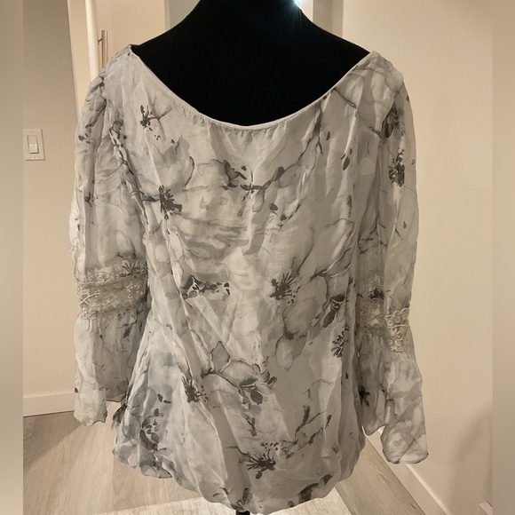 Delicate lined over the head blouse with lace sleeves and bubble hem. - Picture 3 of 11